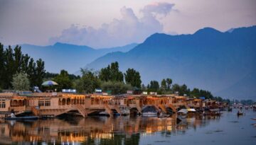 Houseboats,_Dal_Lake,_Kashmir