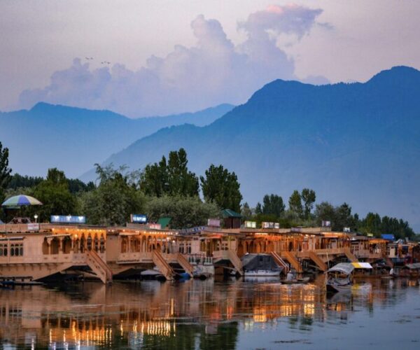 Houseboats,_Dal_Lake,_Kashmir