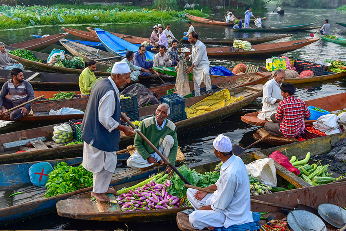 the-famous-floating-vegetable-market-in-india