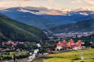 Schoolchildren-hill-Thimpu-Bhutan