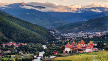 Schoolchildren-hill-Thimpu-Bhutan