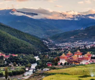 Schoolchildren-hill-Thimpu-Bhutan